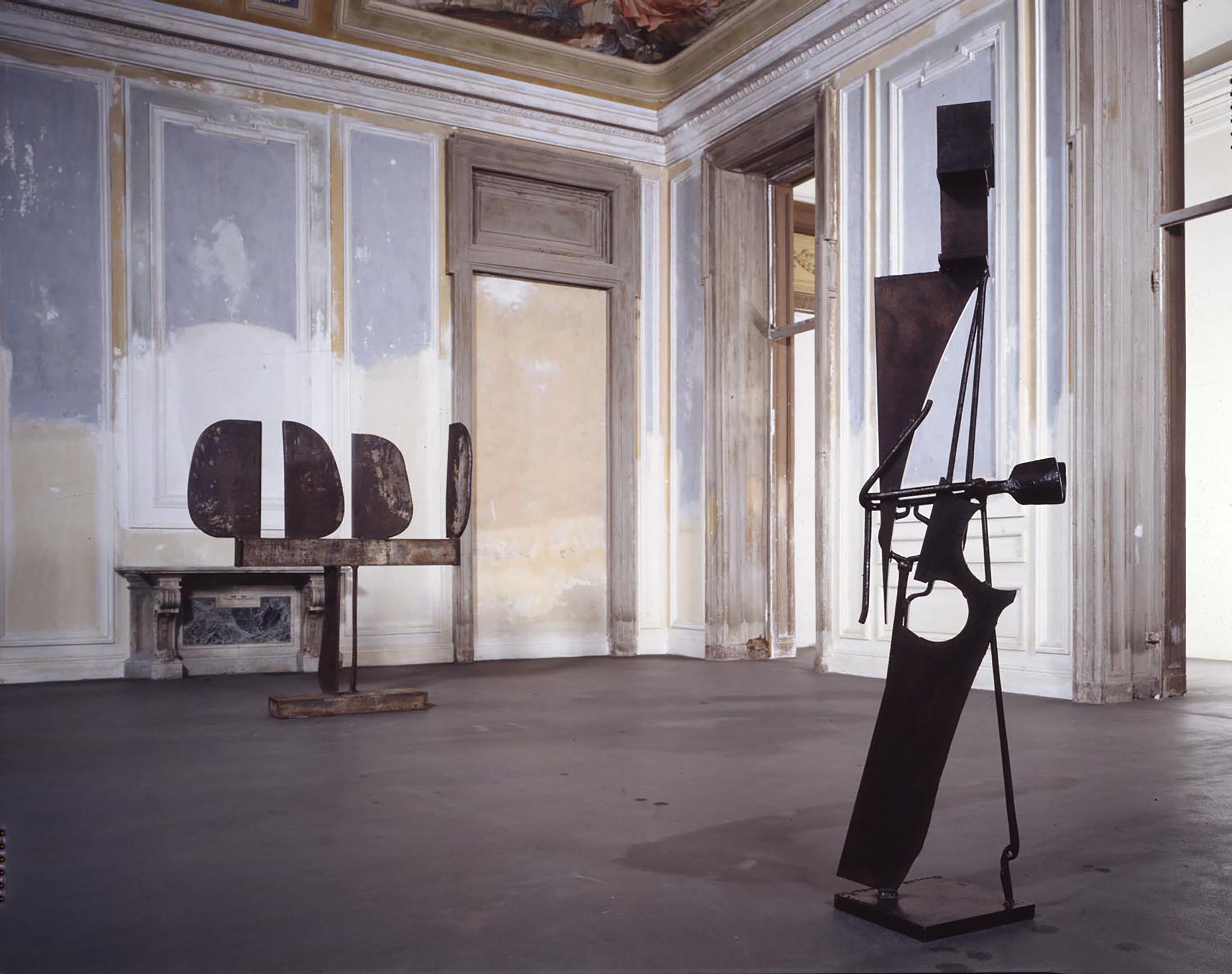 u0022Standing Sculptureu0022, installation view